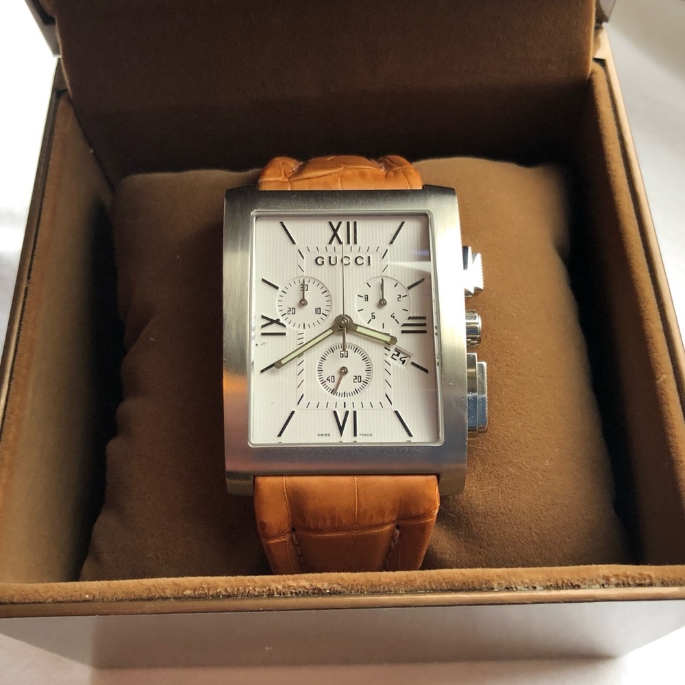 Gucci 8600M Chrono Leather Strap Watch - LIKE NEW